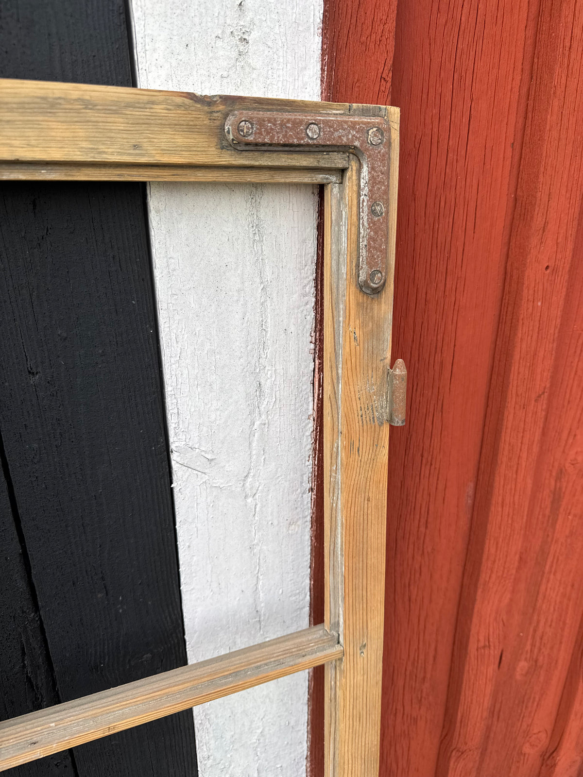 Äldre spröjsat fönster, fönsterbåge, byggnadsvård