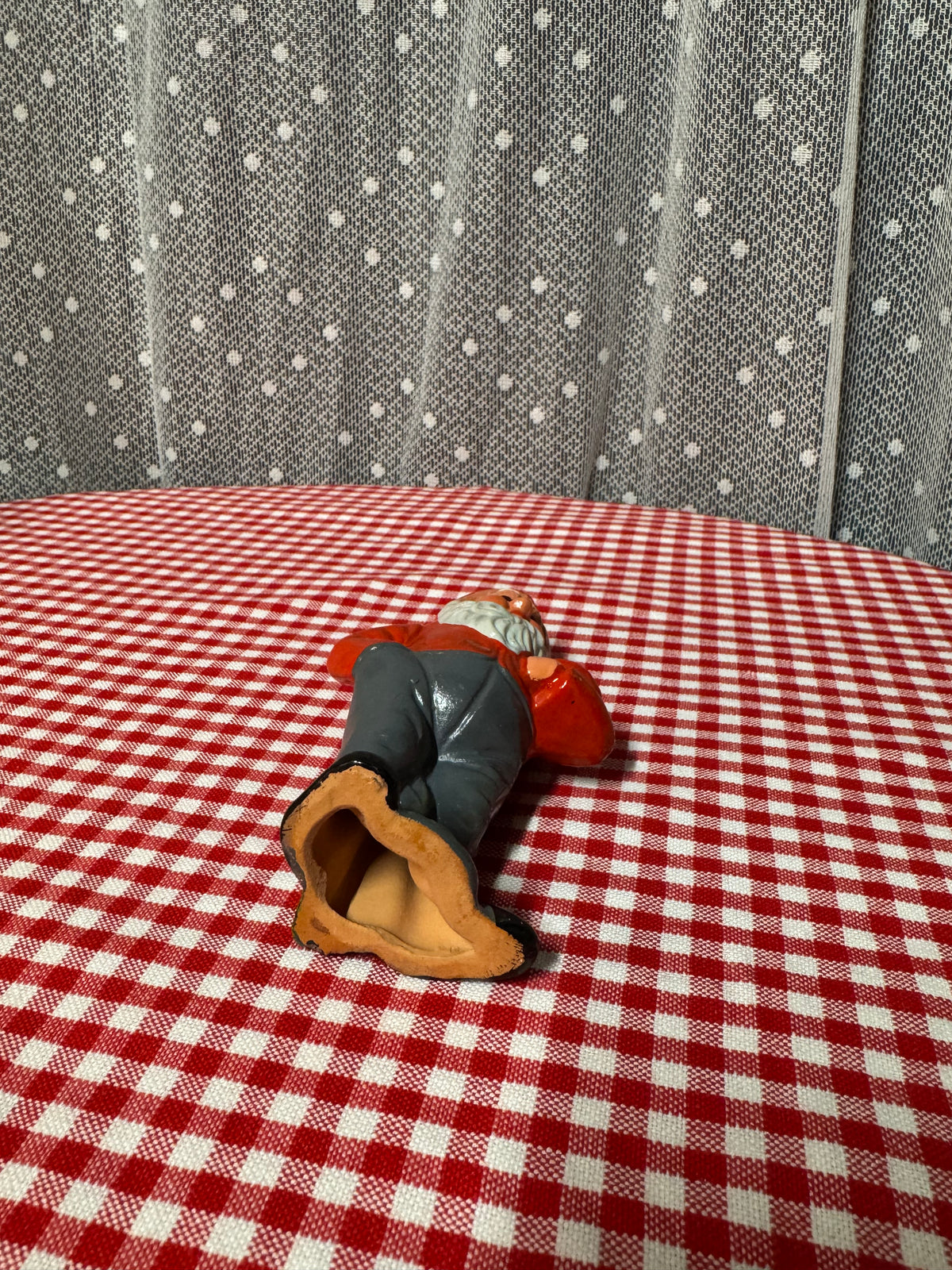 Äldre tomte med hållare för julgransljus