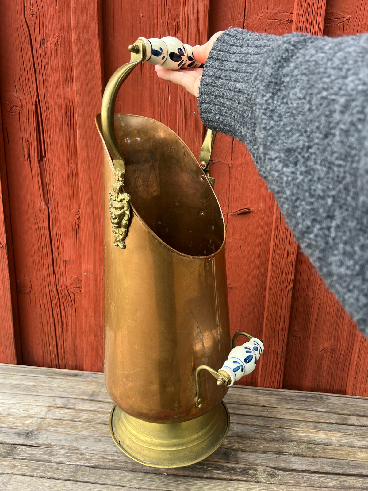 Kolhämtare i koppar med porslinshandtag