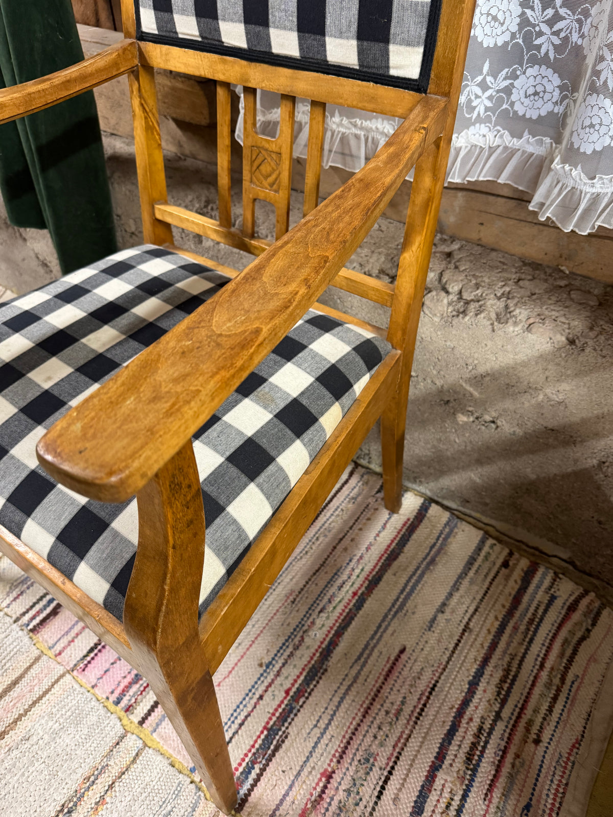 Karmstol med svartrutig sits och rygg