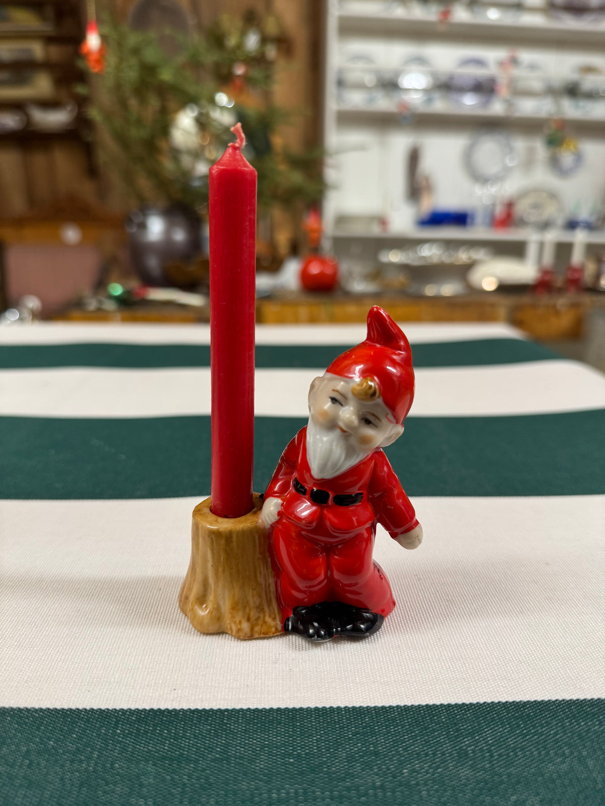 Äldre tomte med julgransljus