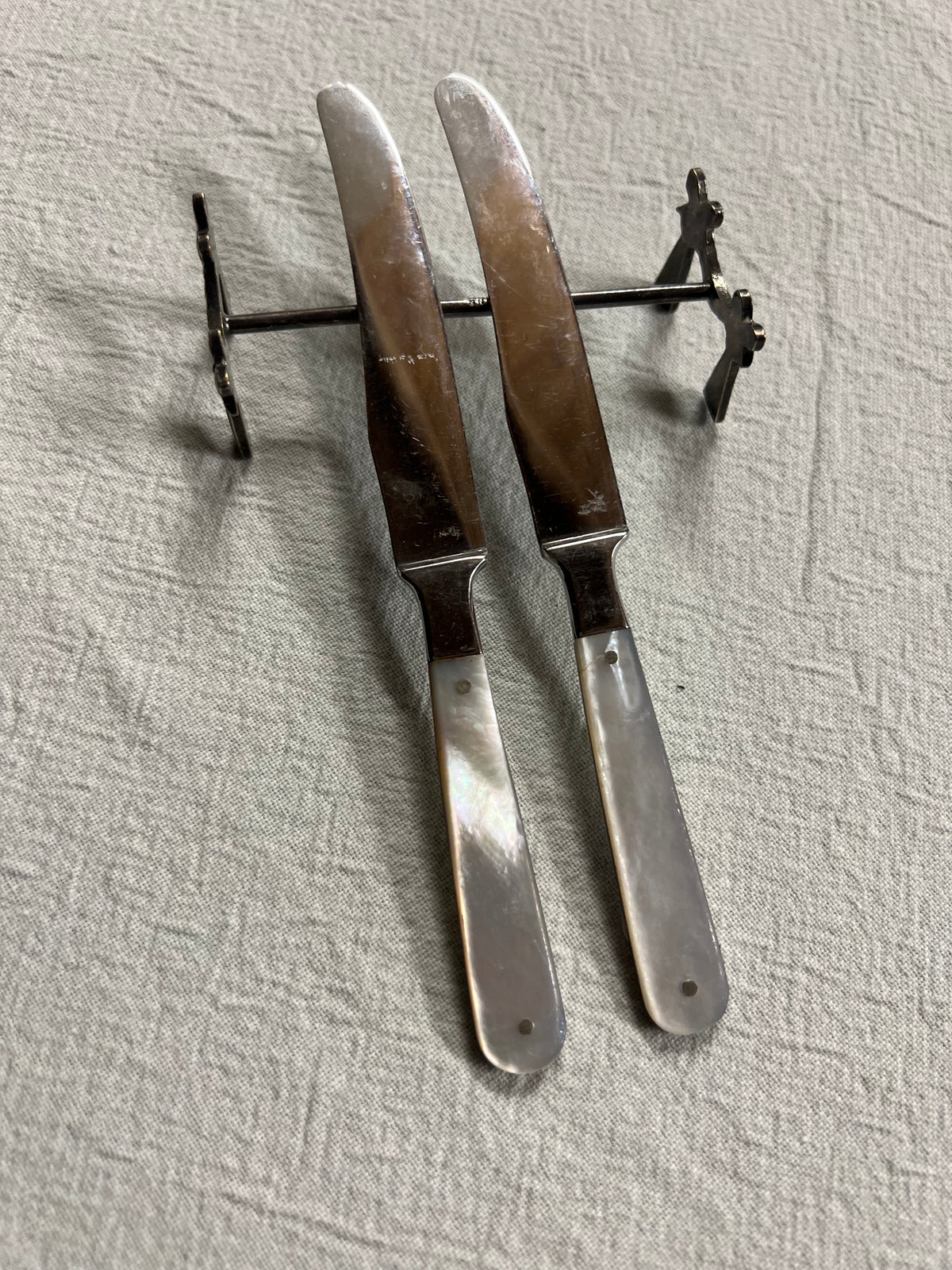 Set med knivar i pärlemor
