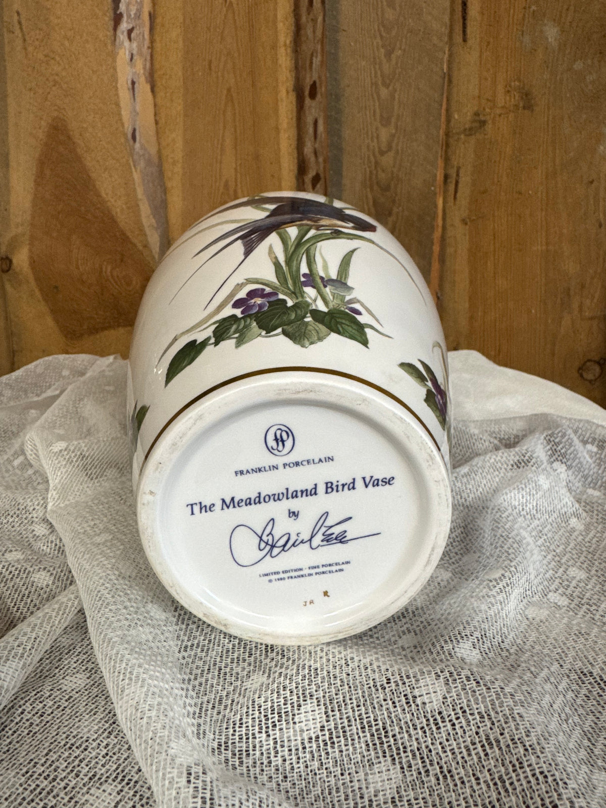 Vas / urna Franklin Porcelain – The Meadowland Bird Vase av Basil Ede