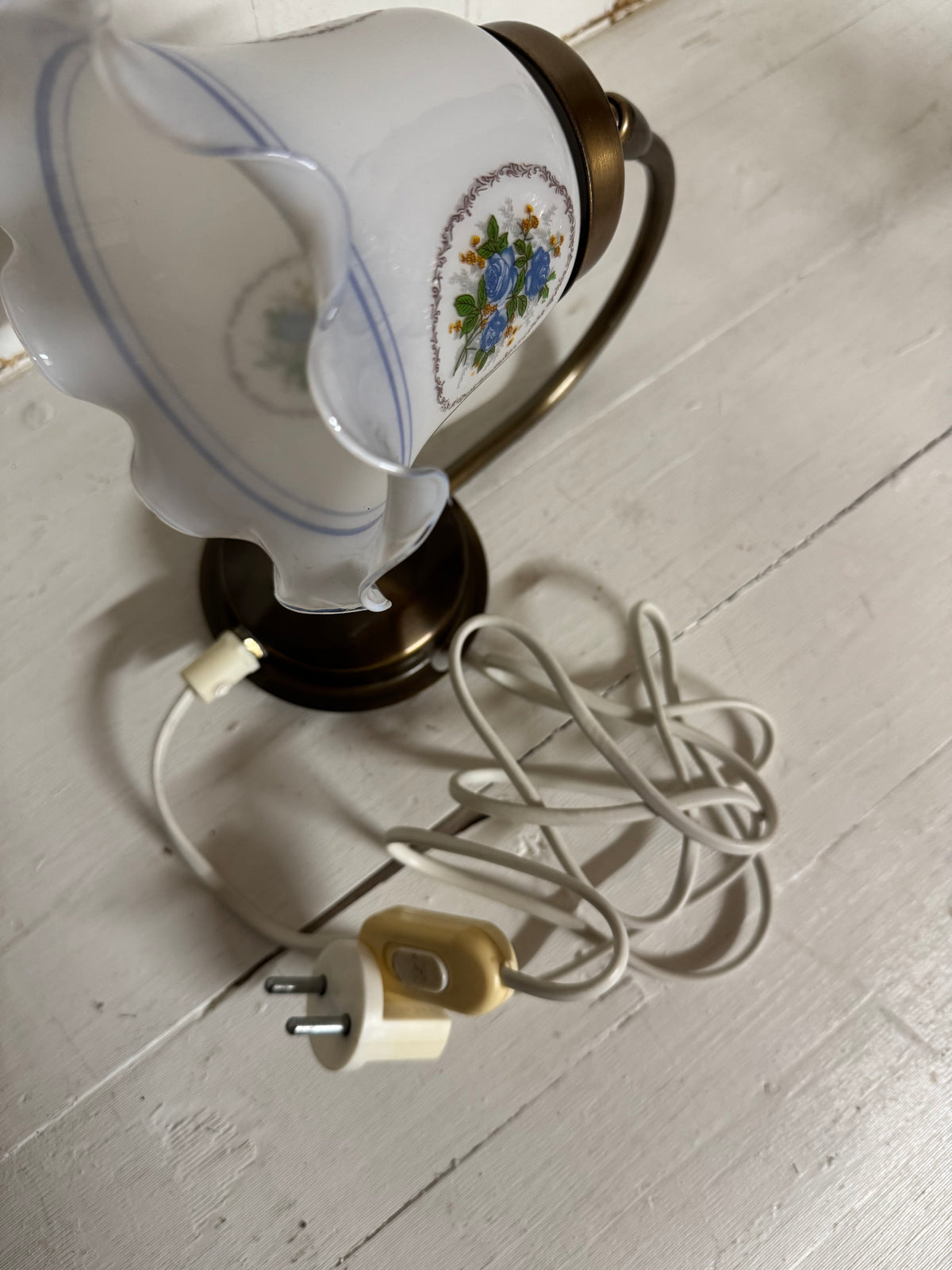 Vägglampa i porslin med blommor