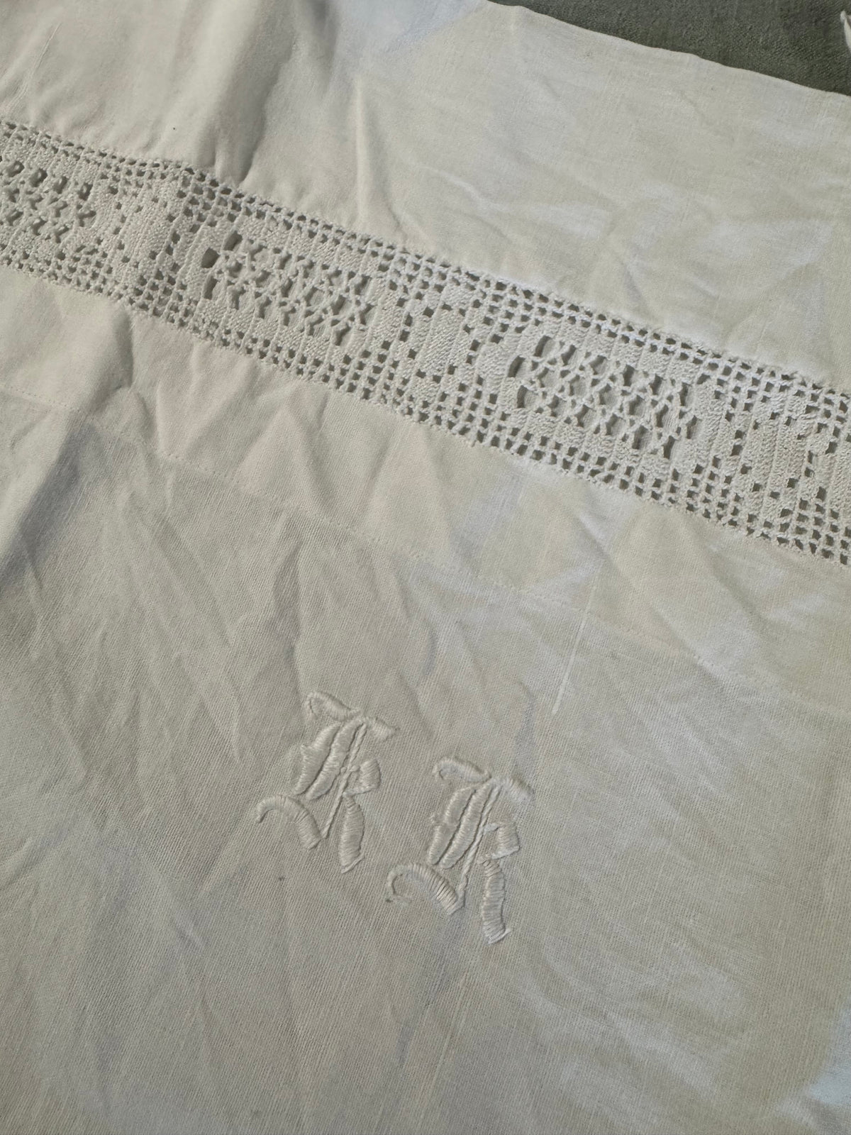 Örngott med knyt och monogram