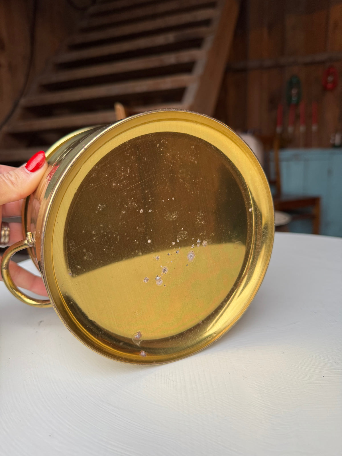 Kruka i mässing med hänklar