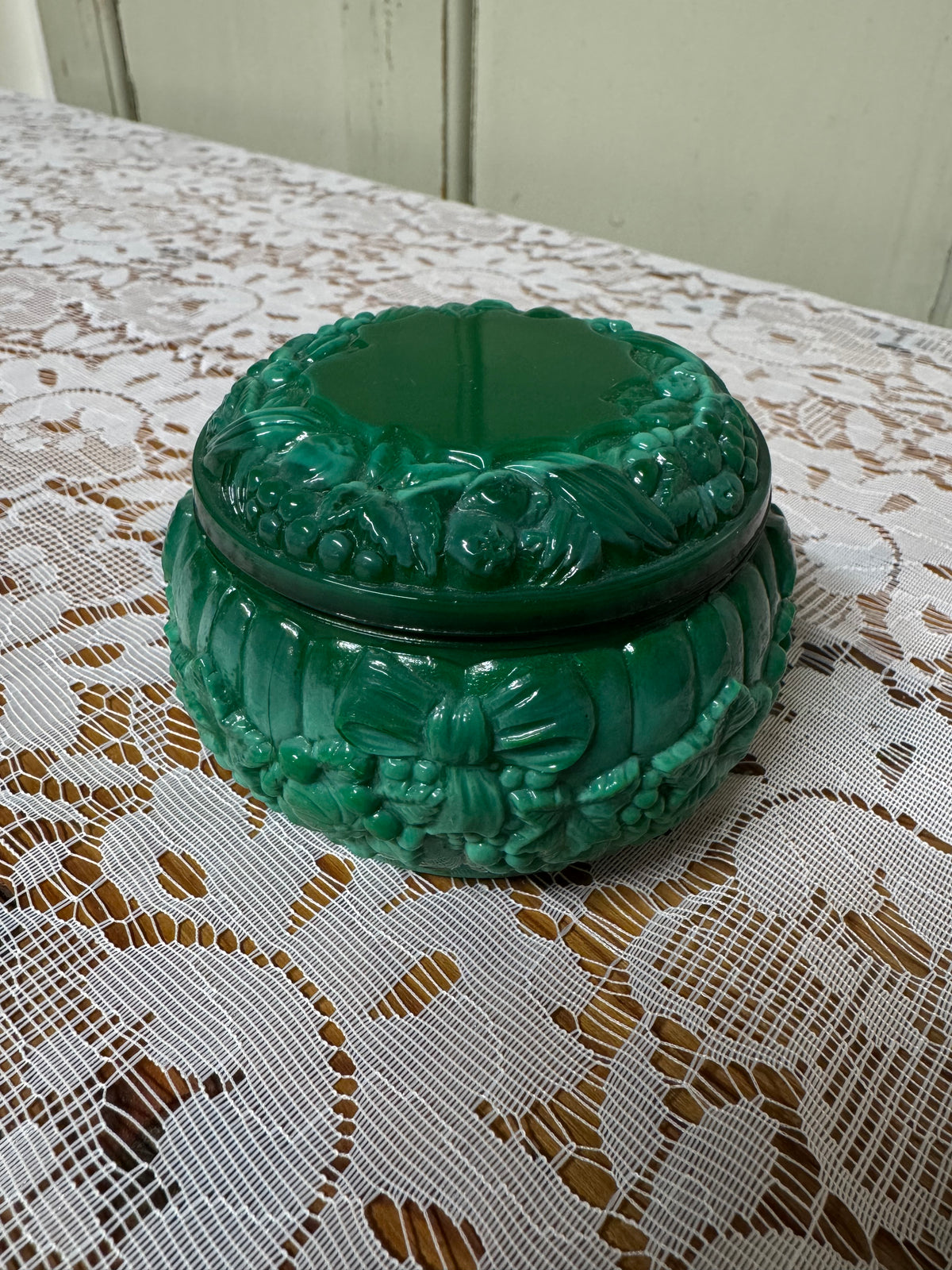 Grön nipperask i malakitglas med lock, rosett. 1900-tal.