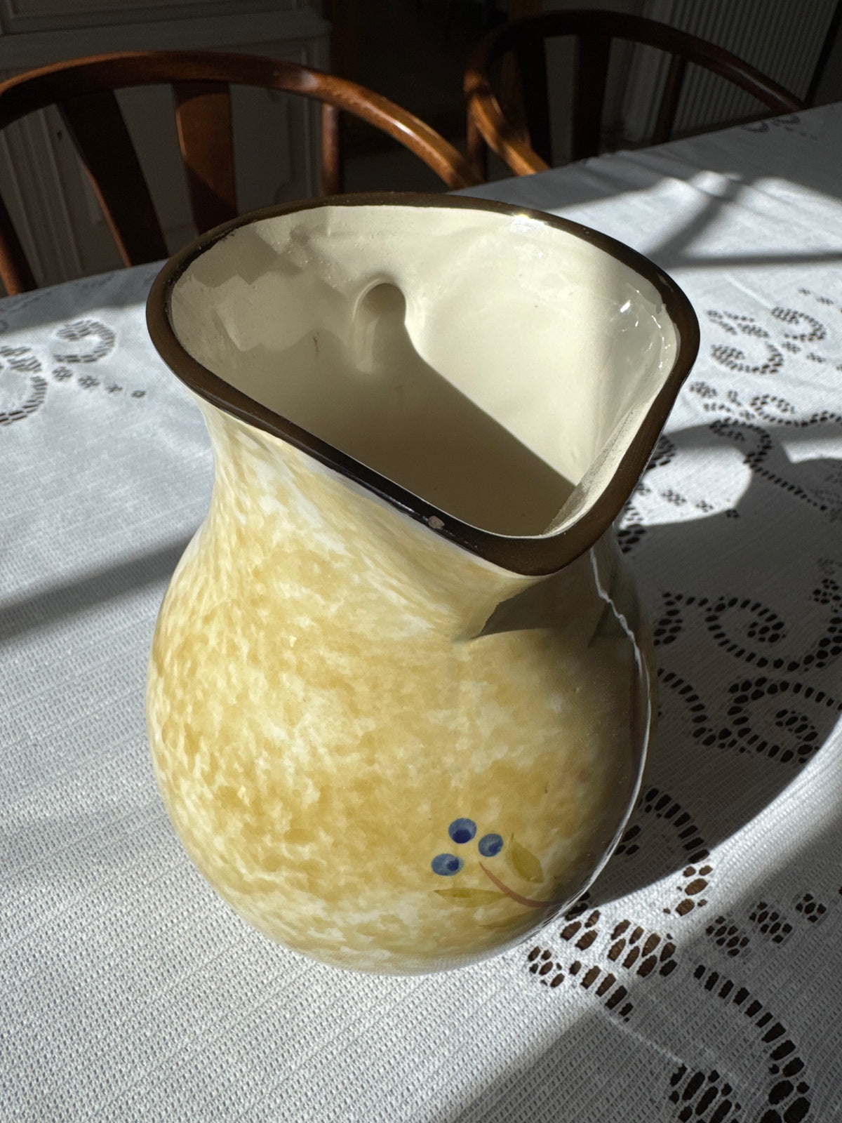Handmålad kanna med fruktmotiv