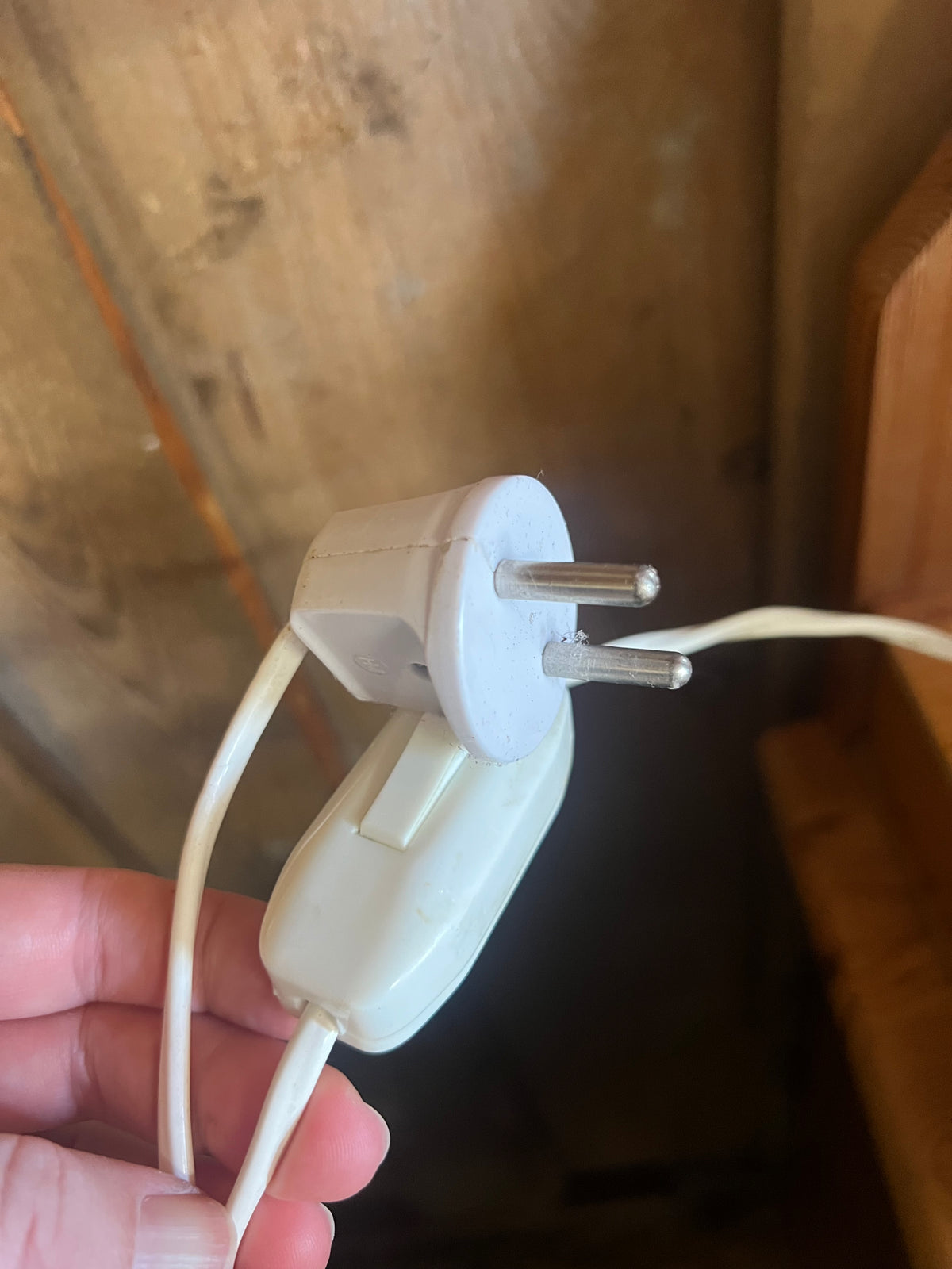 Bordslampa med mässingsfot och rosa skärm