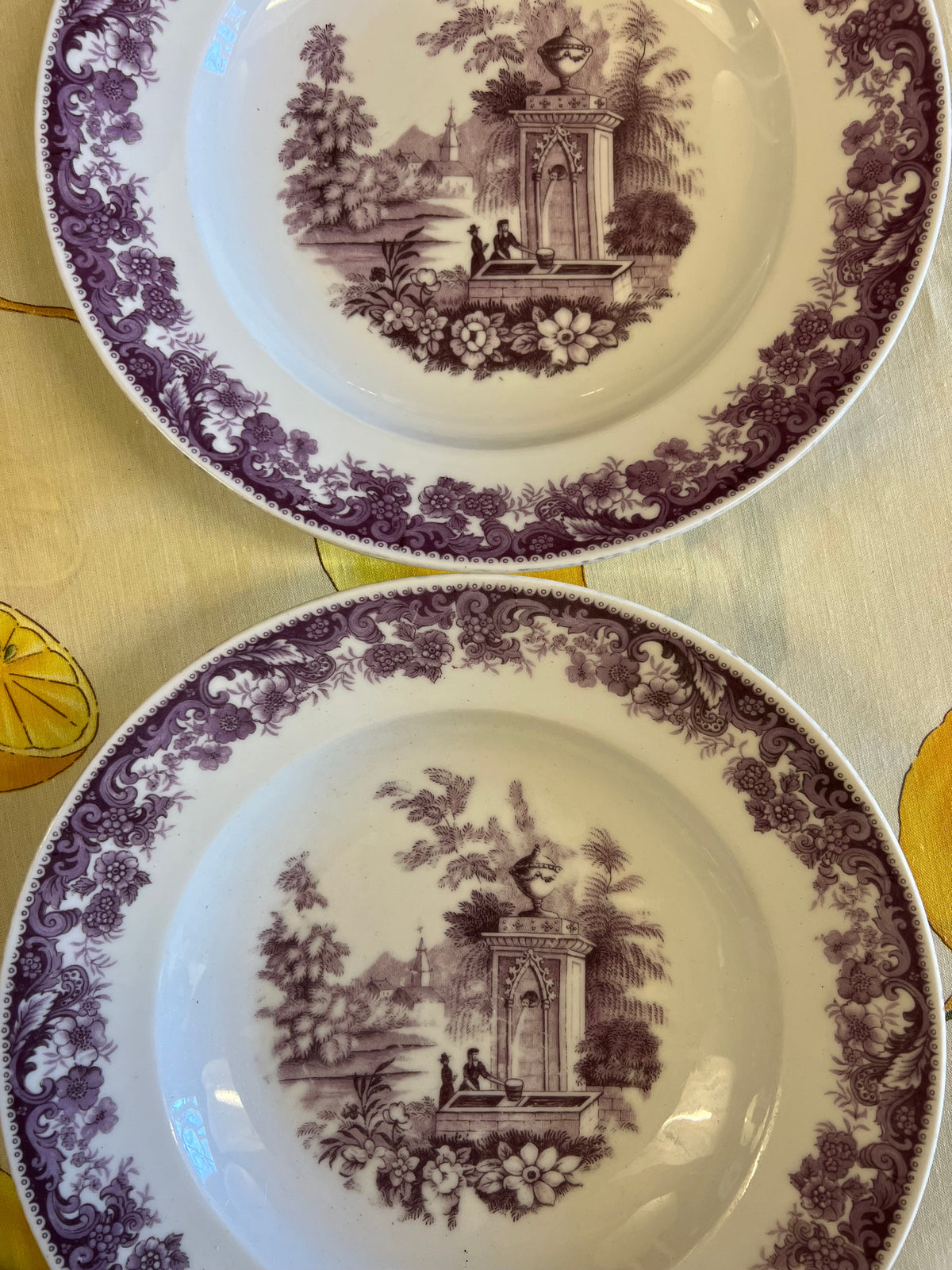 Djup tallrik i lila porslin - Victoria China