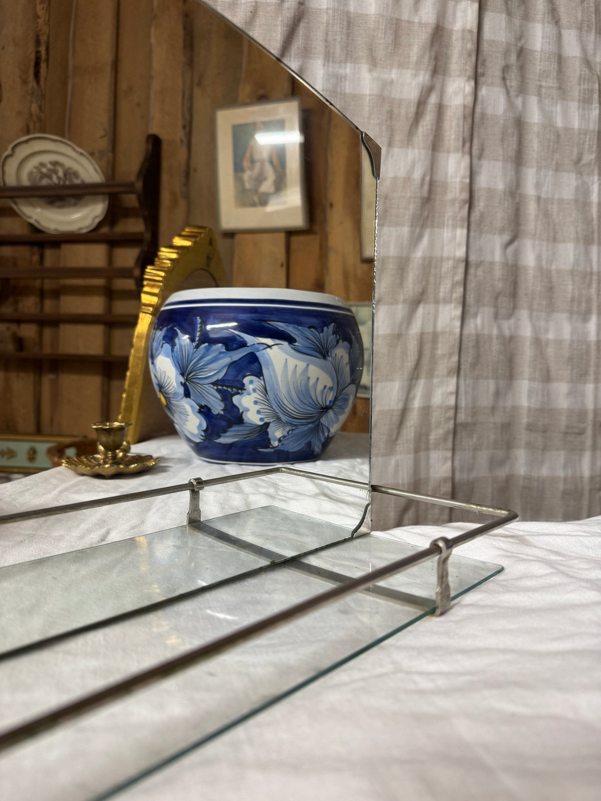 Äldre badrumsspegel med hylla i glas