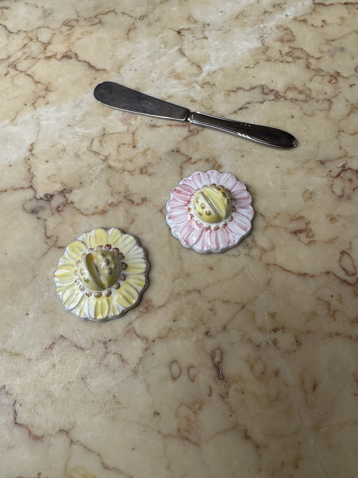 Knivlägg i keramik, gul blomma
