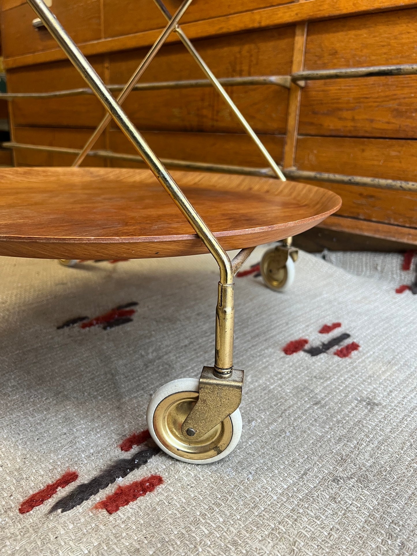 Drinkvagn 50-tal med brickor i teak och mässingsställning