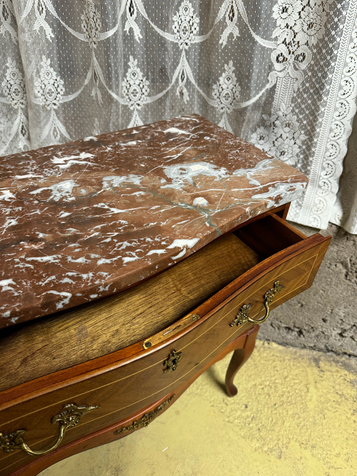 Byrå med brun marmorskiva rokokostil 1900-tal