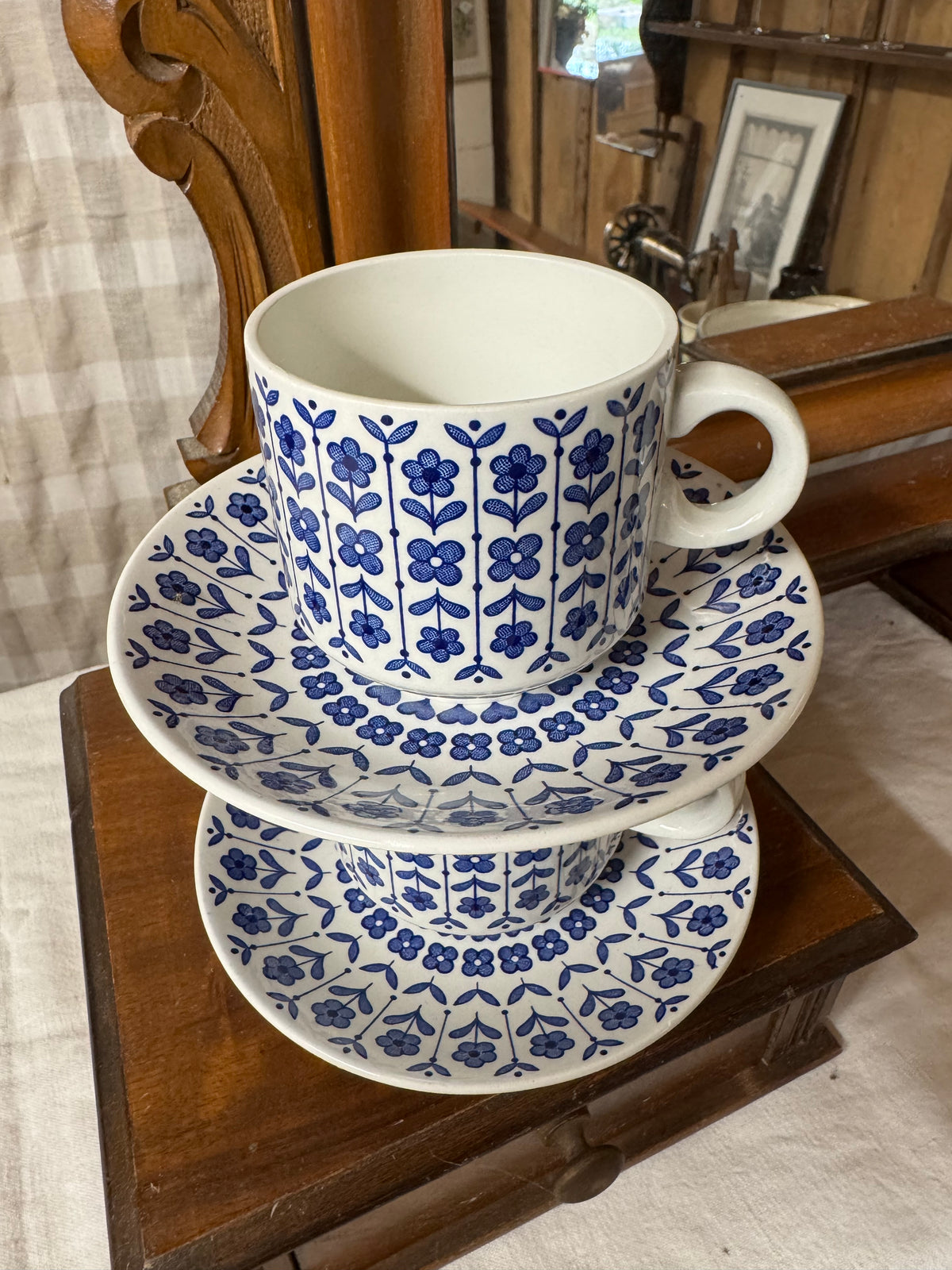 Paret blåvita kaffekoppar med fat Staffordshire England