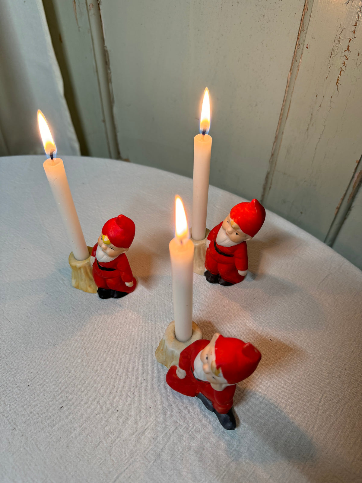 Triss i tomteljusstakar för julgransljus