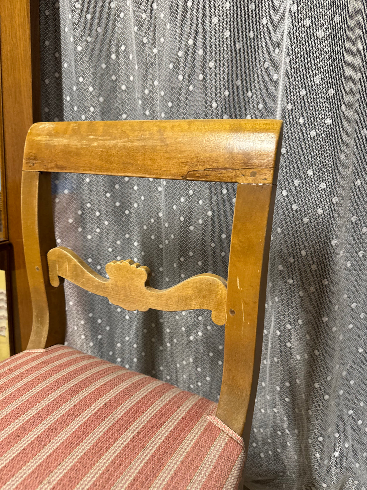 Paret stolar med rosa sits