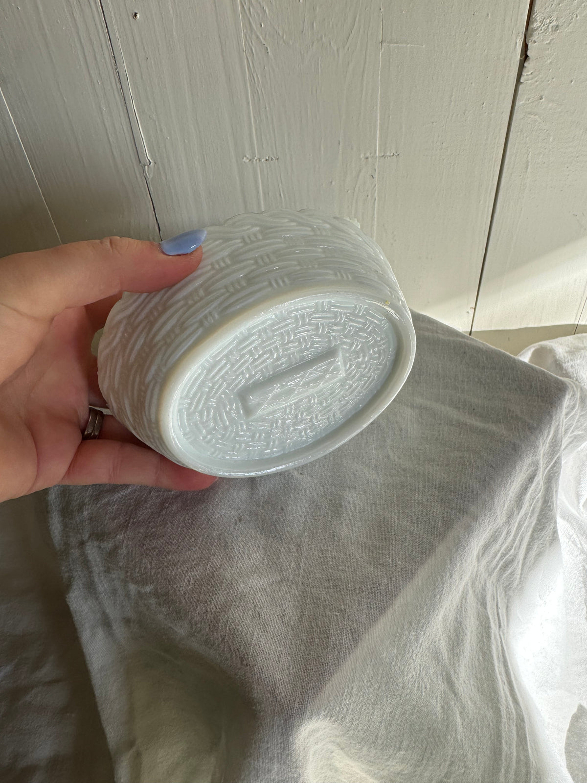 Höna - äggömma i vitt mjölkglas