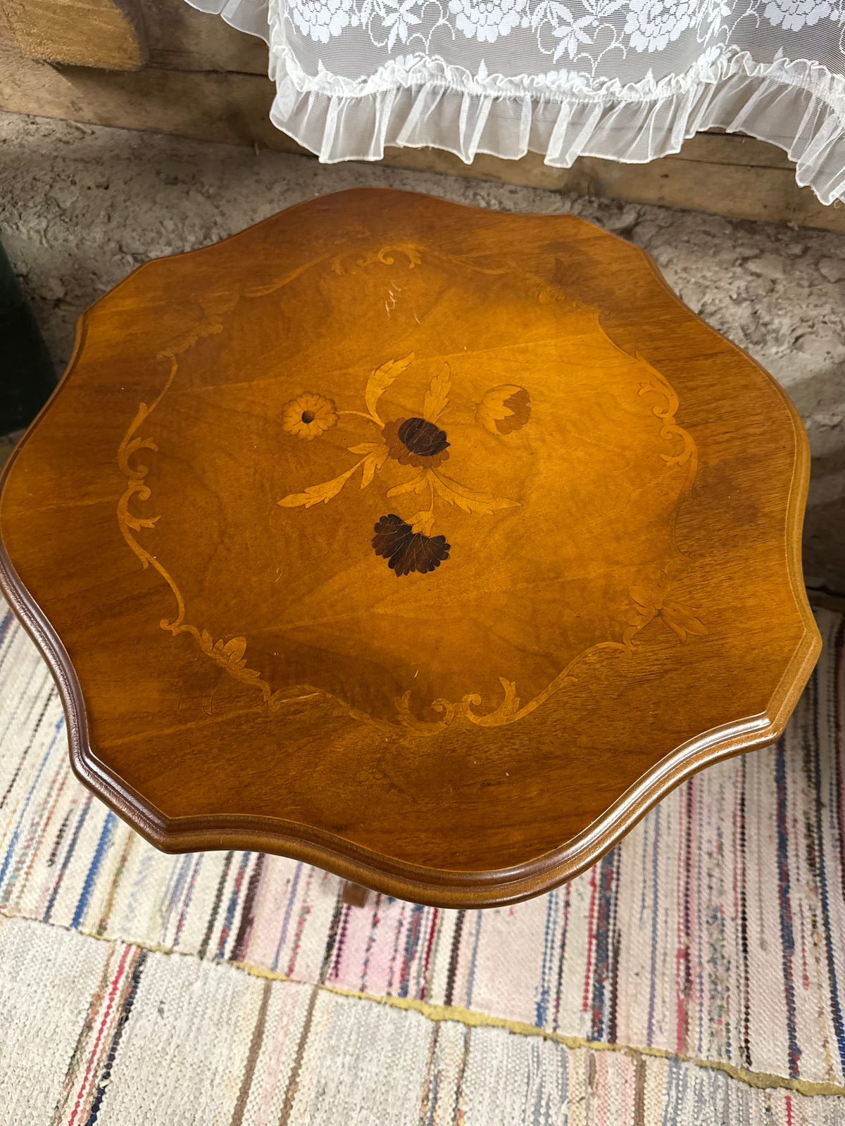 Pelarbord med intarsia