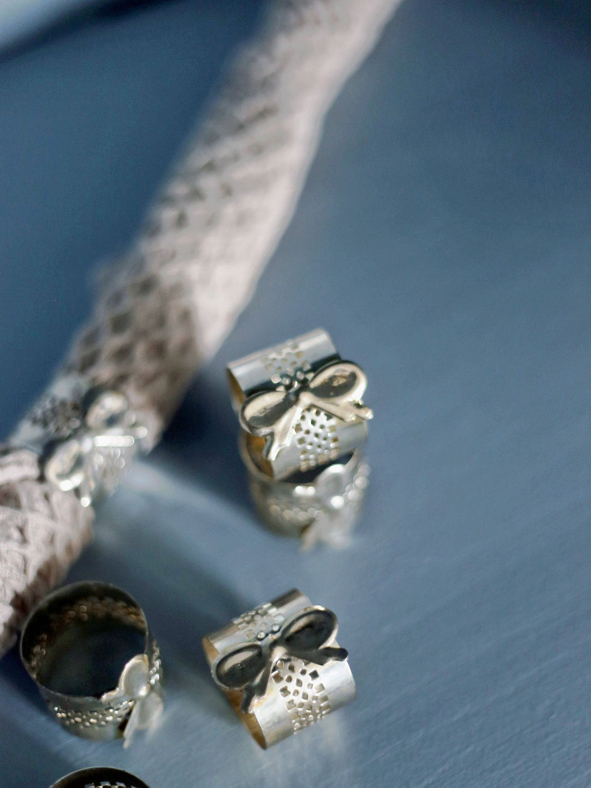 12 st servettringar silverfärgade med rosett