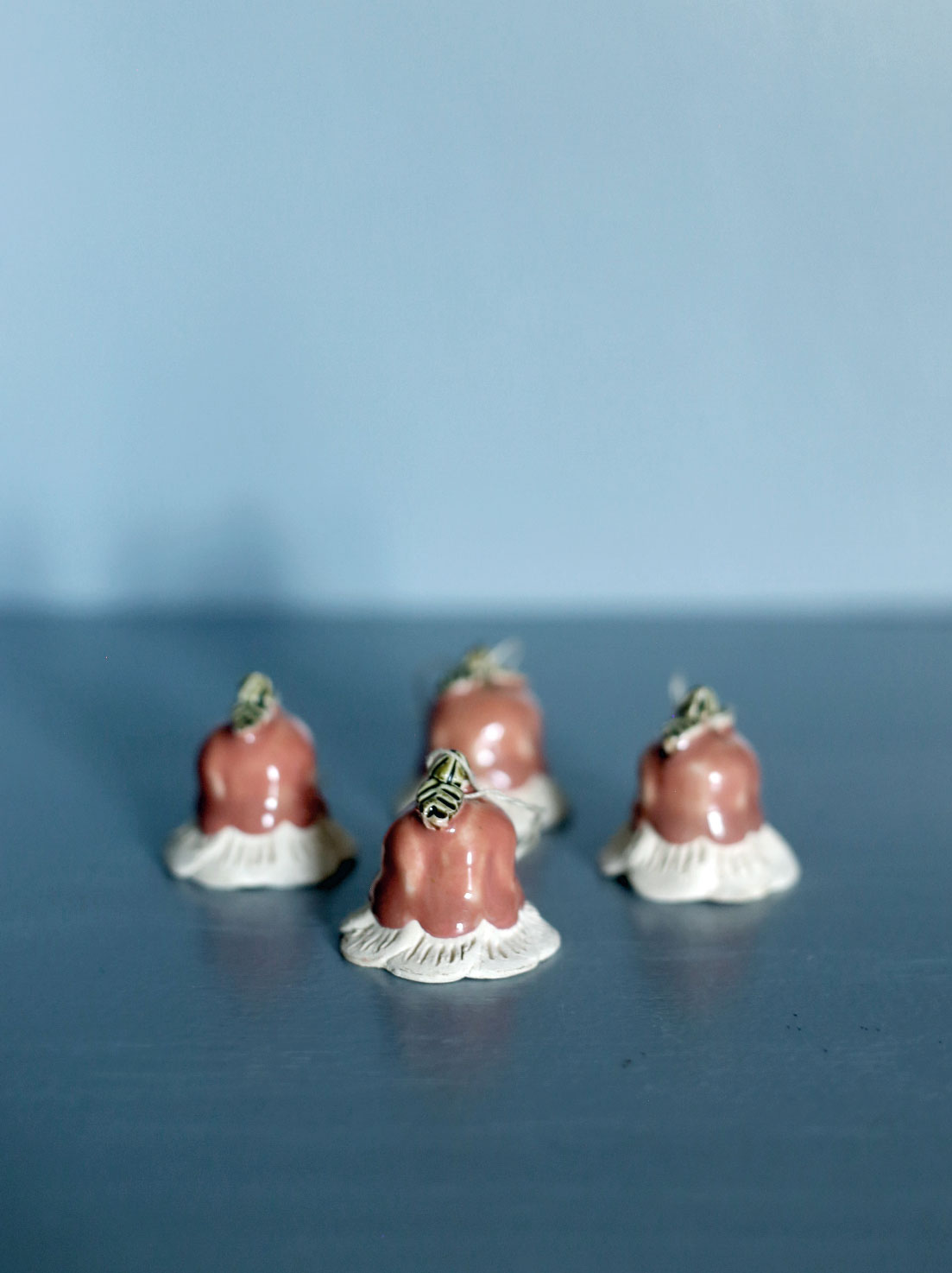 Fem blomsterklockor i rosa keramik