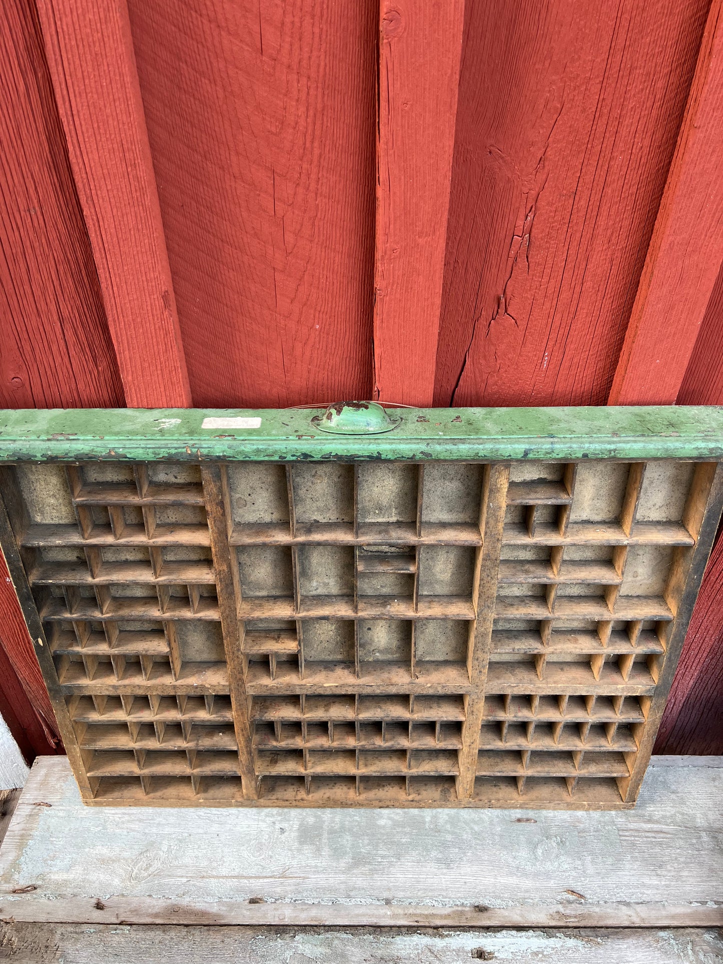 Stort kast i mörkt trä
