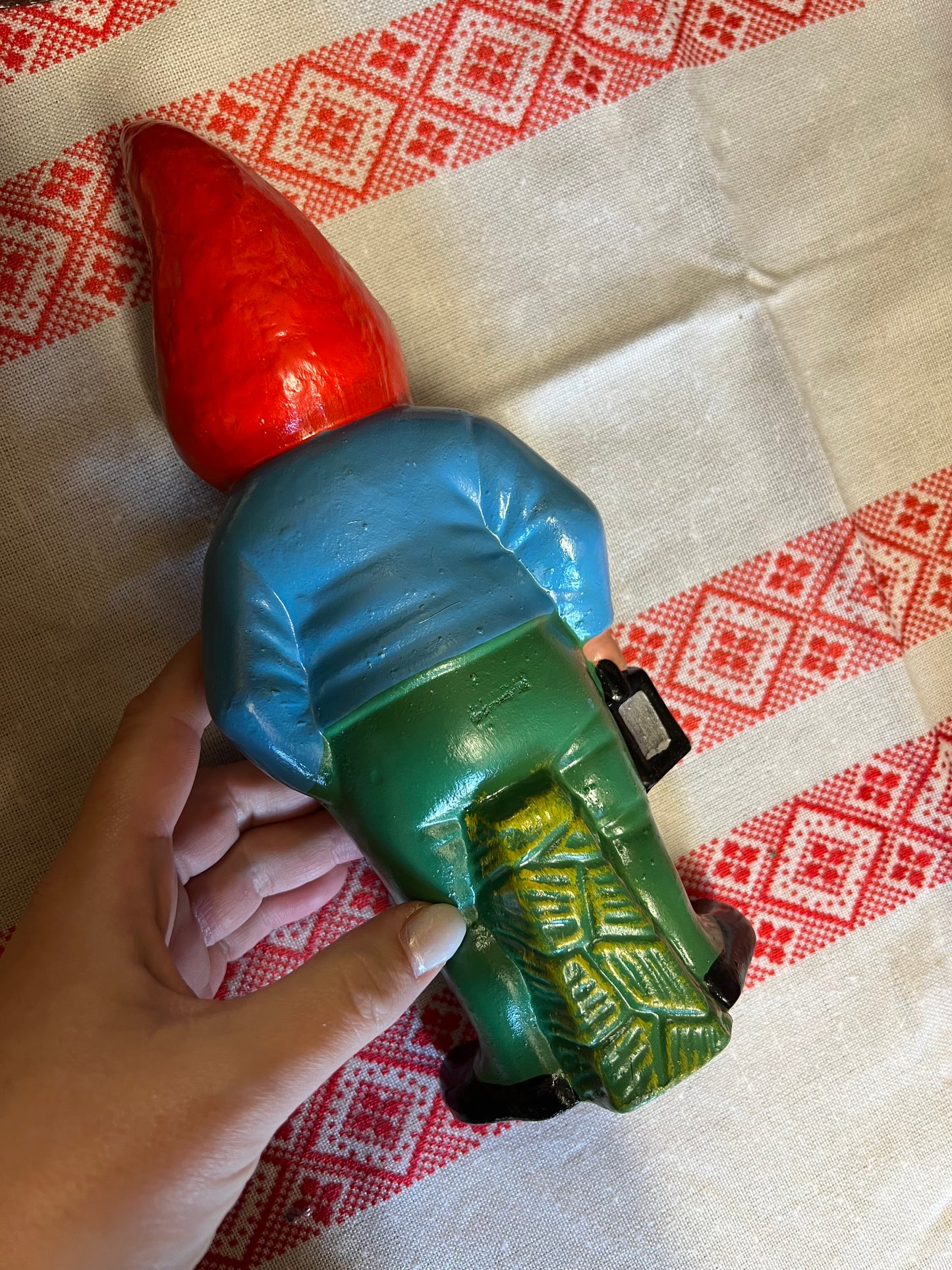 Äldre tomte med pipa och lykta i toppskick