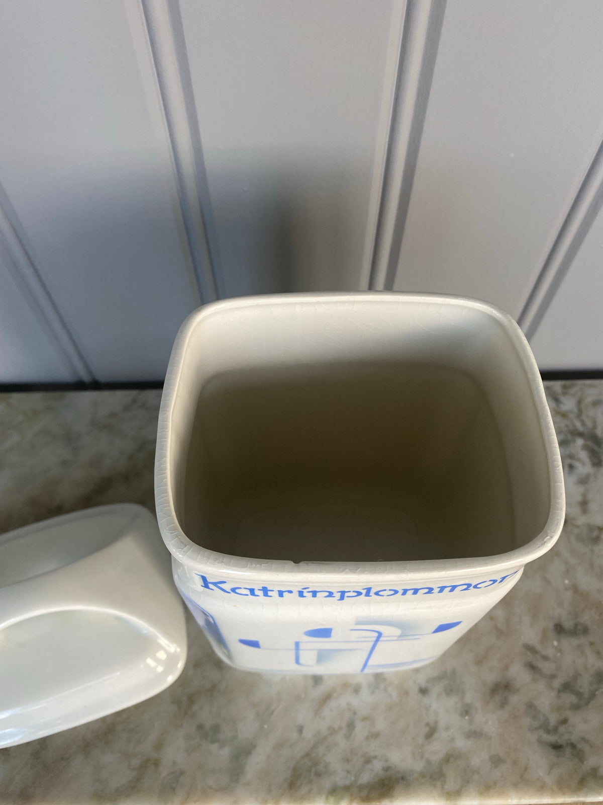Blåvit porslinsburk ~ KATRINPLOMMON