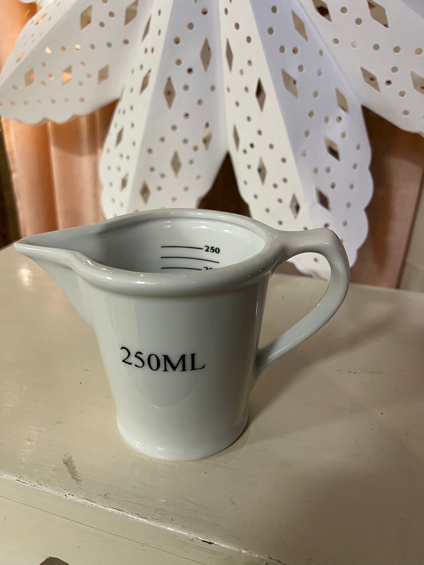 Måttkanna i porslin 250 ML