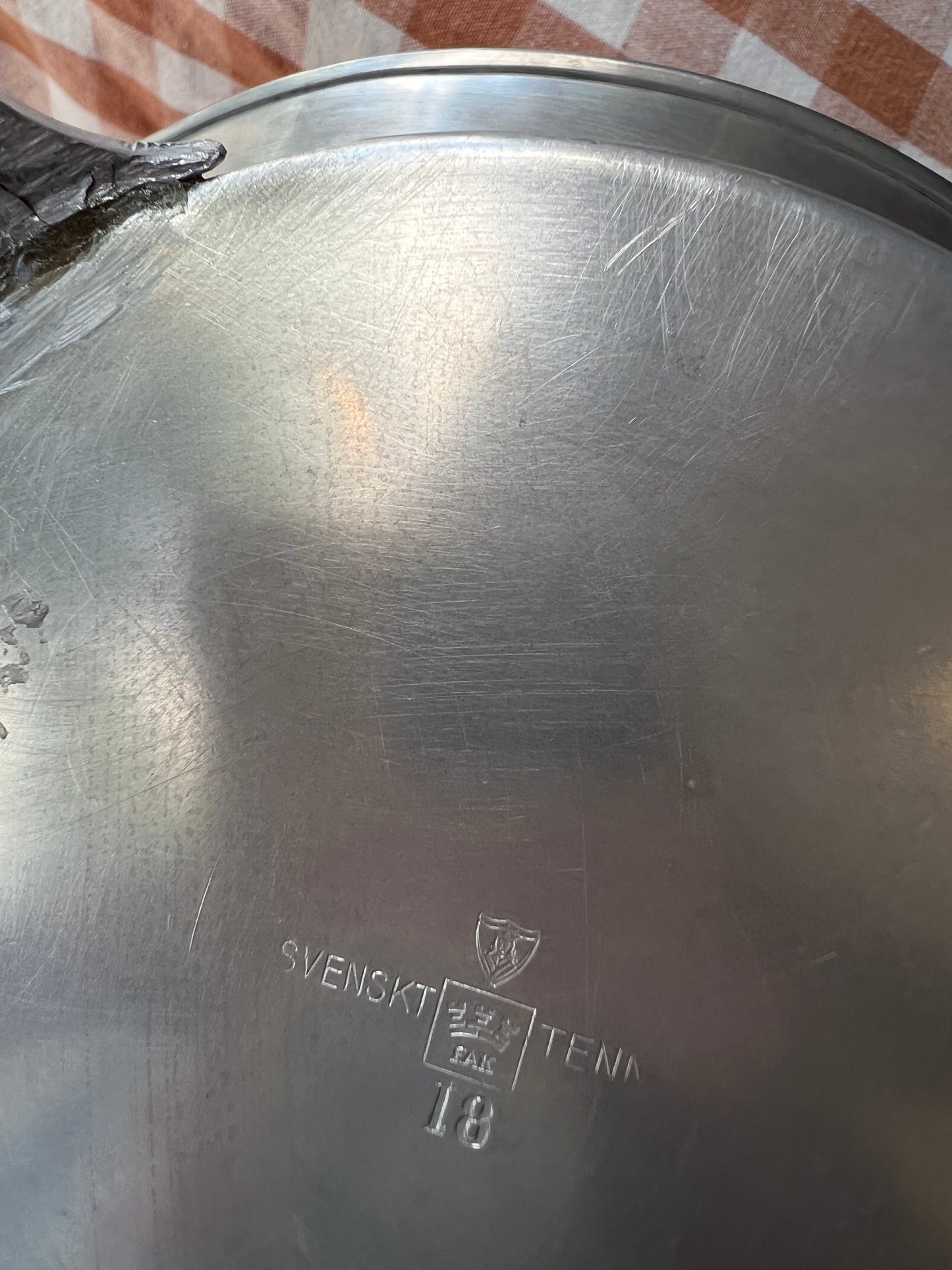 Skål på fötter i svenskt tenn