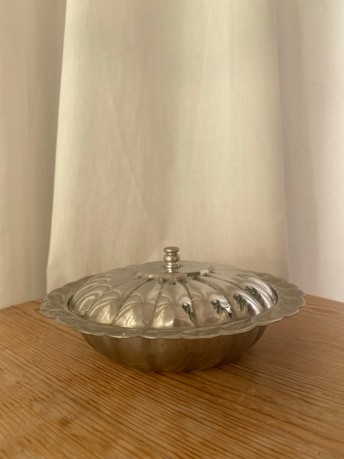 Metallskål med knopplock
