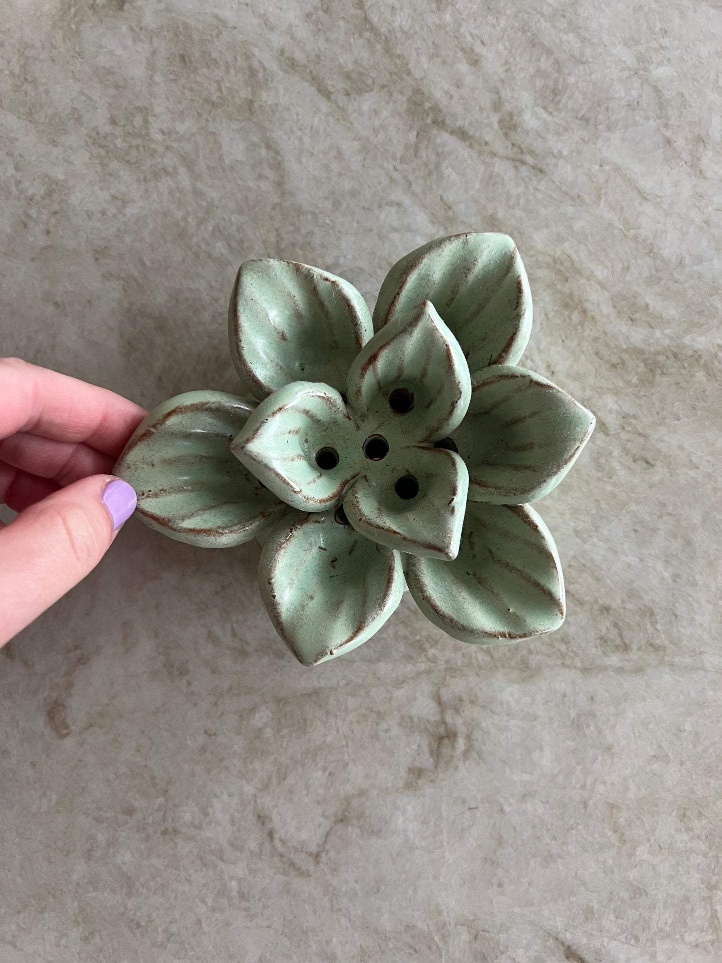 Finaste fakiren i grön keramik - blomma