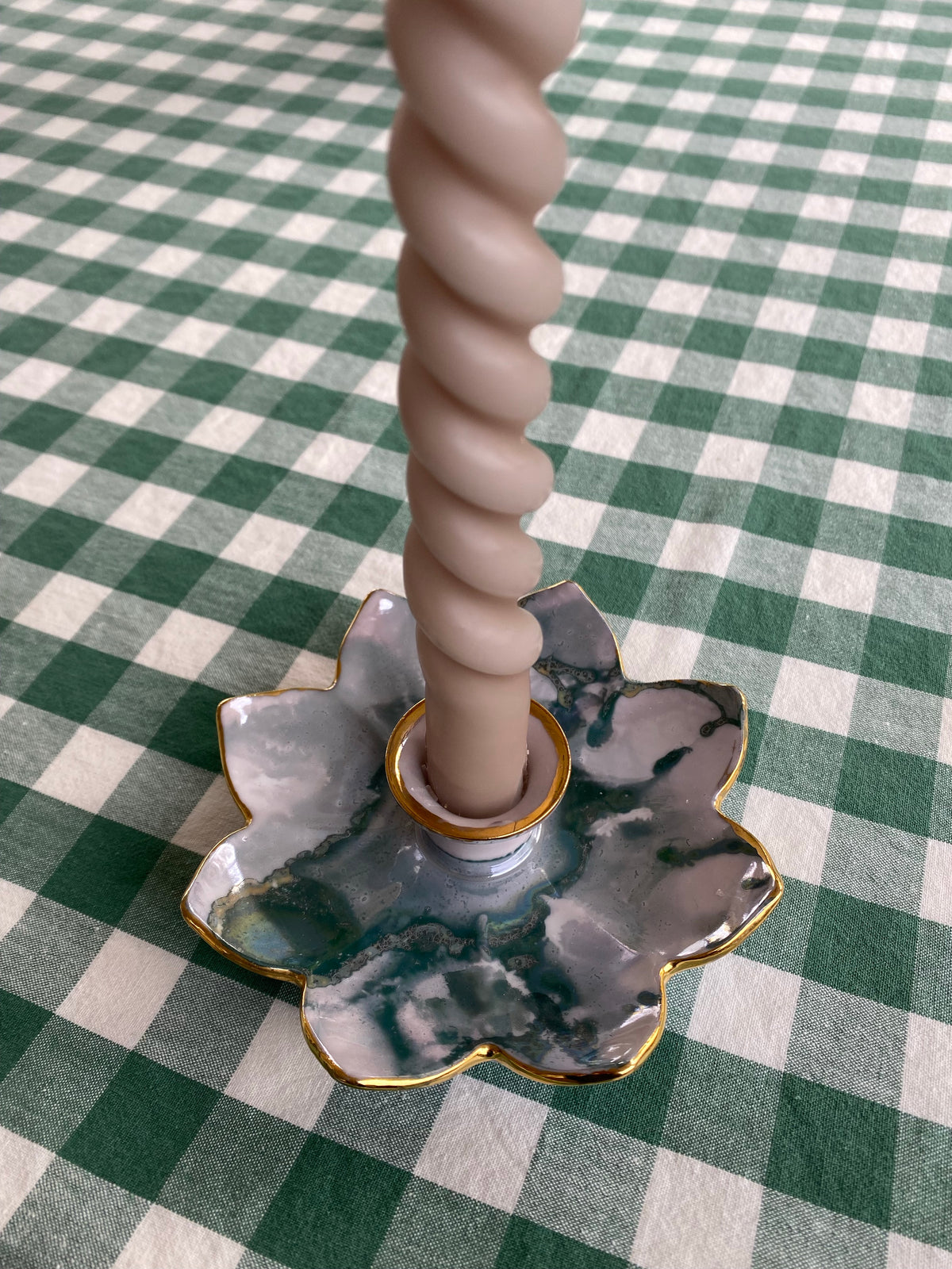 Ljusstake i gröna nyanser och näckrosform