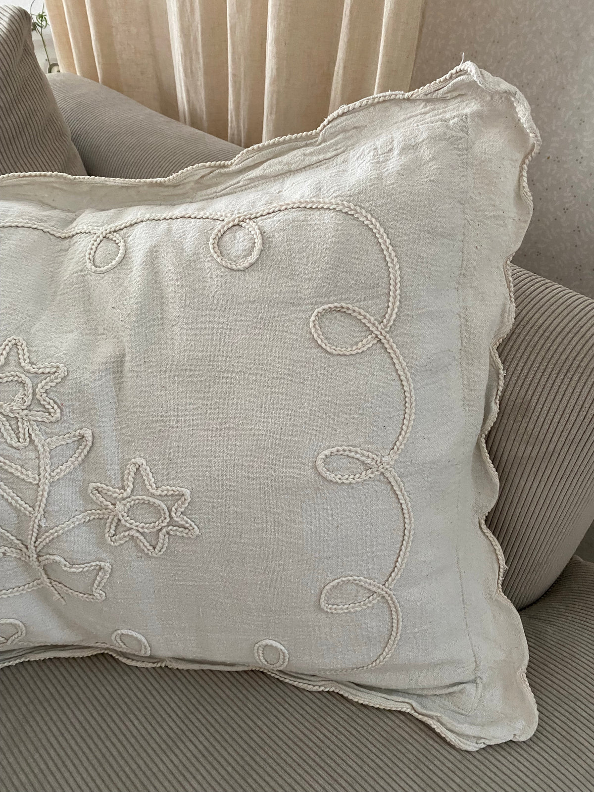 Kuddfodral i beige med broderade blommor