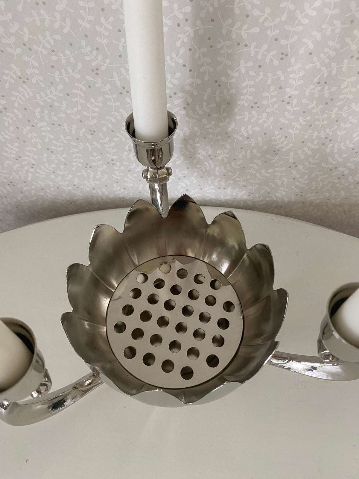 Näckrosformad trearmad ljusstake med blomsterfakir/kruka