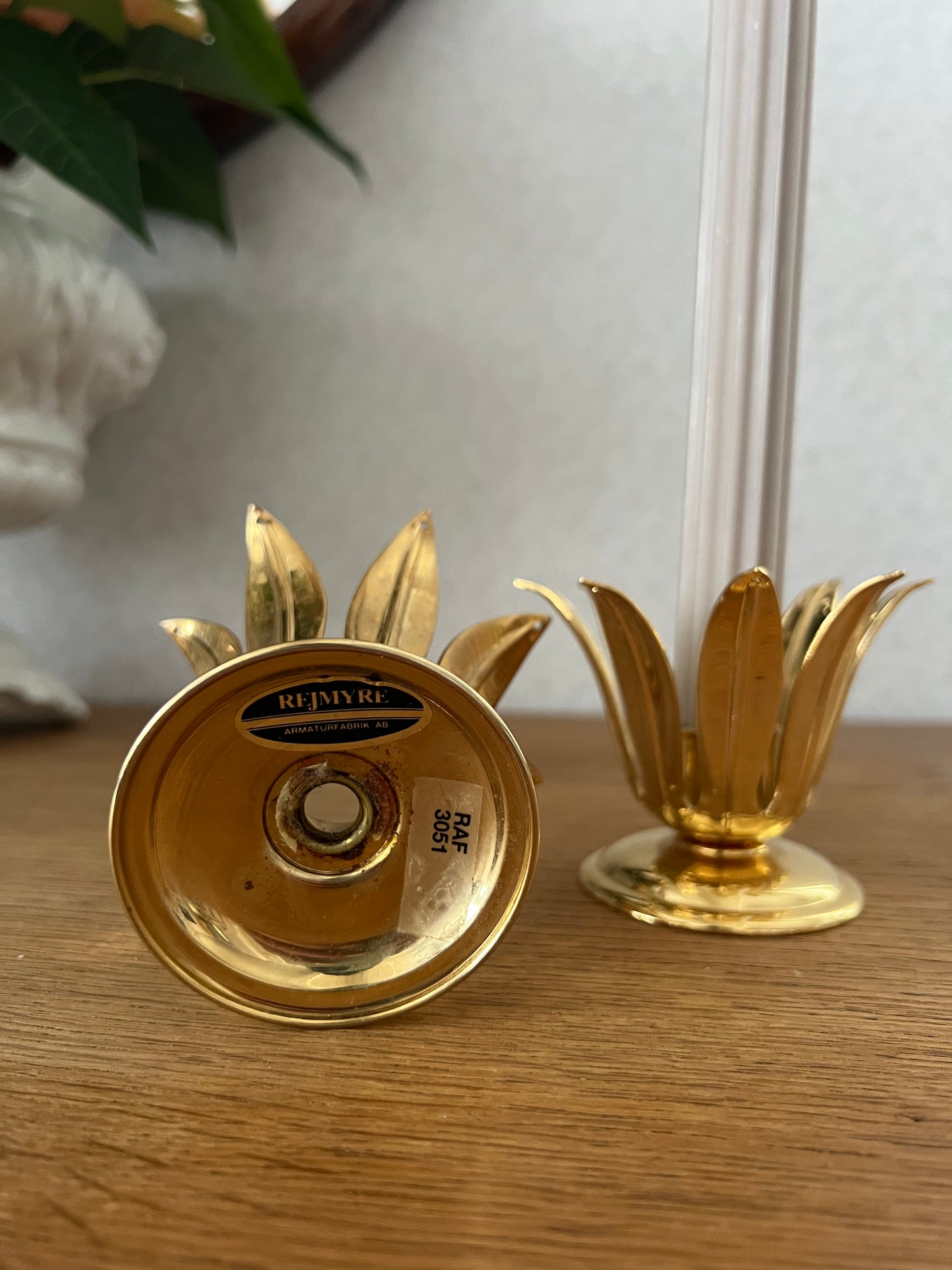 2 st liljeformade mässingsljusstakar