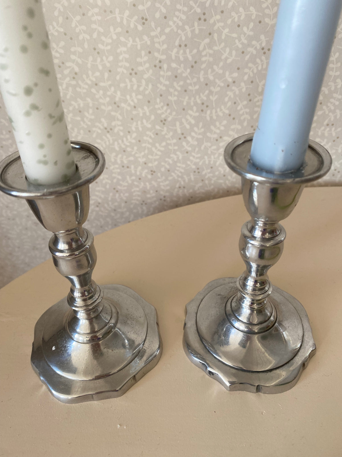 Paret silverfärgade ljusstakar