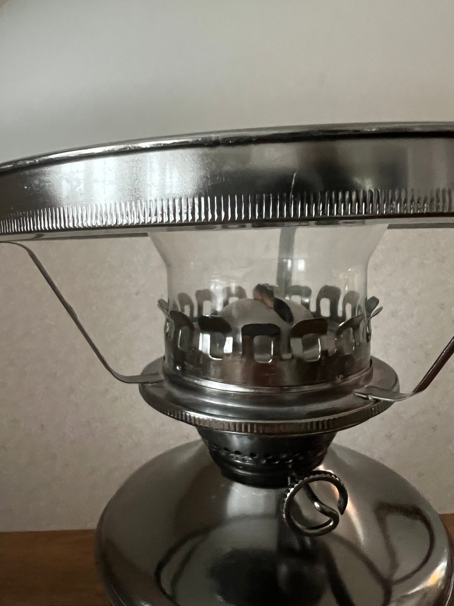 Fotogenlampa med frostad kupa