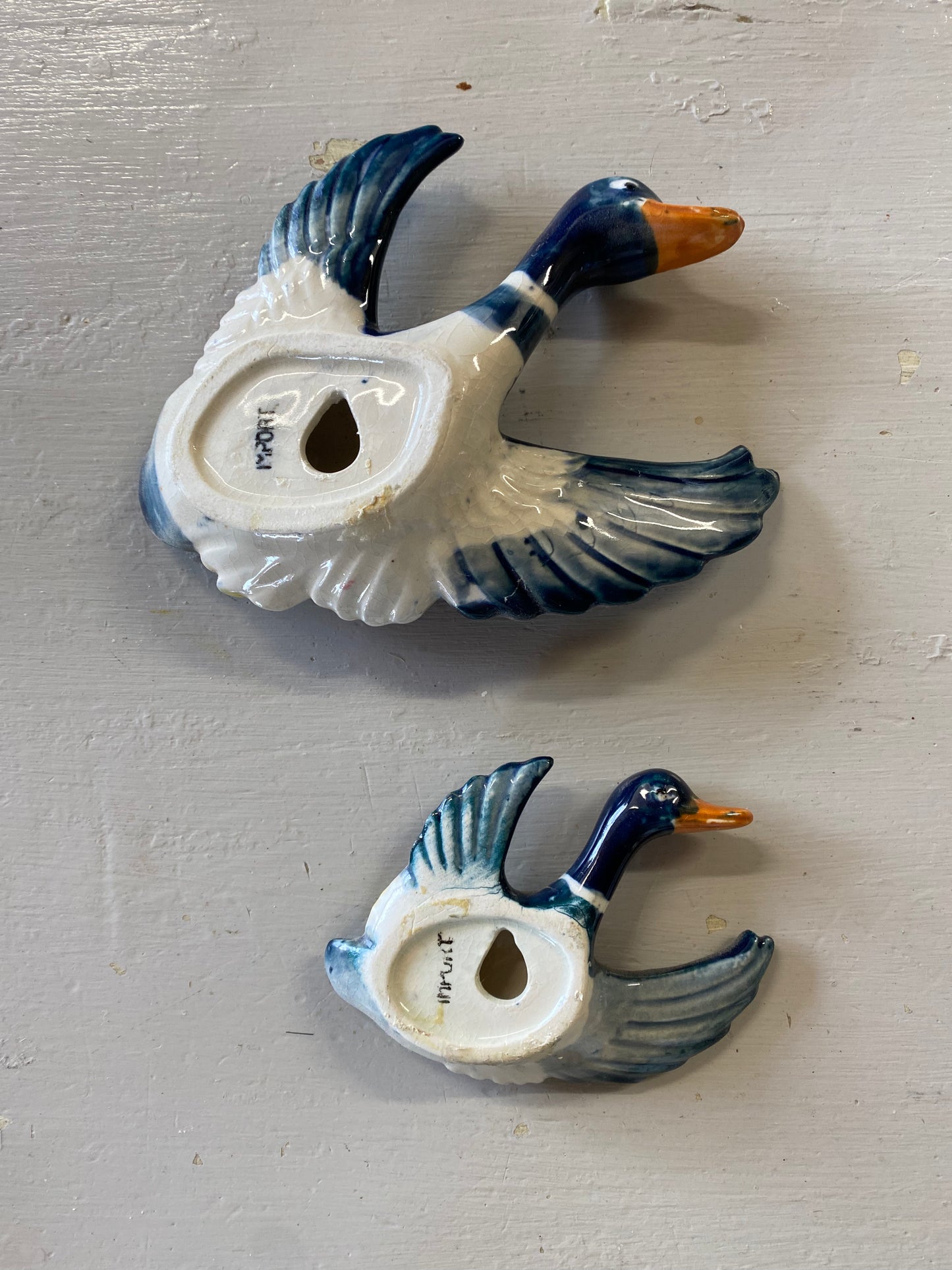 Paret vackra väggfåglar i porslin