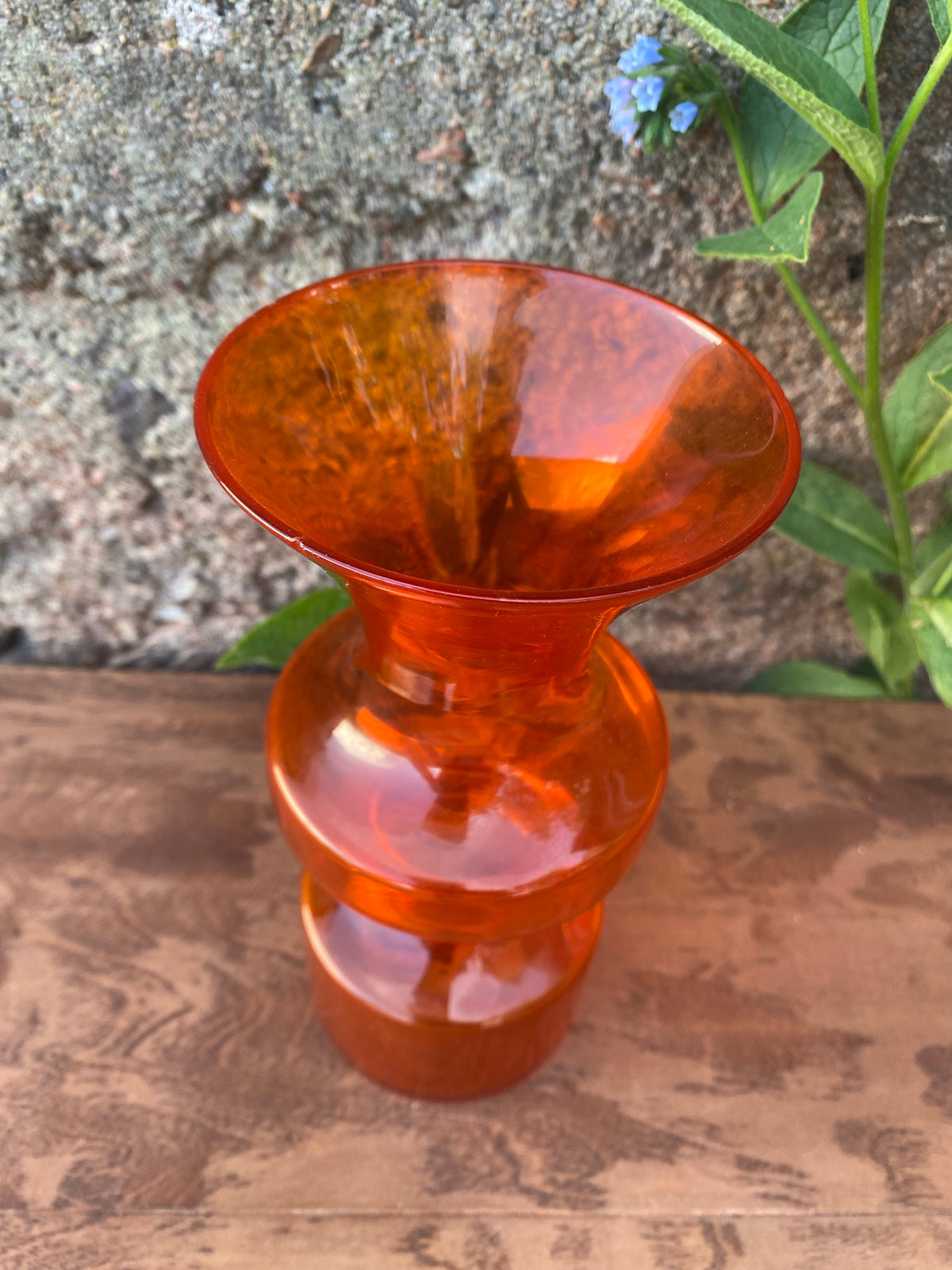 Orange vas i vacker form