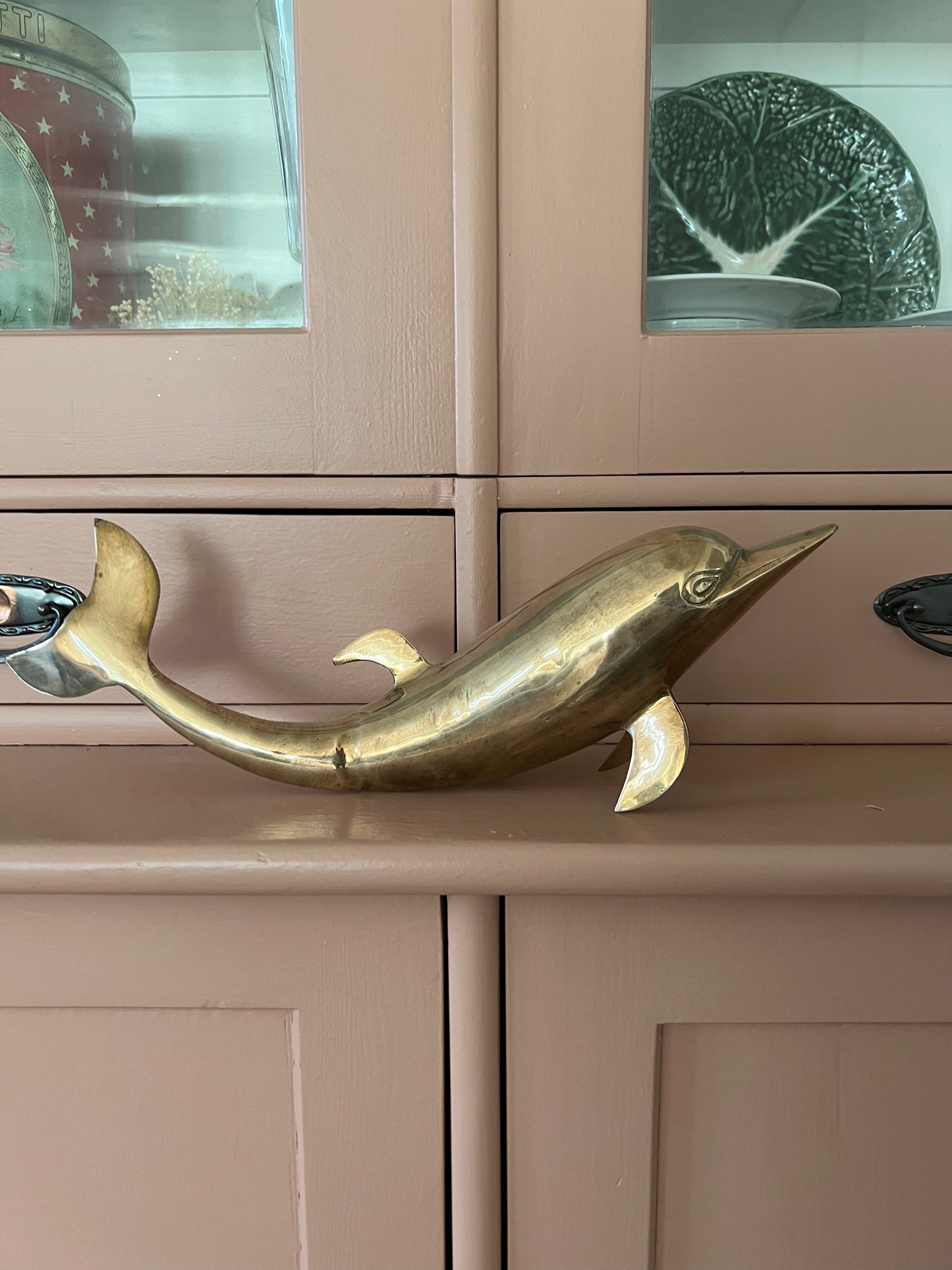 Dekor - delfin i putsad mässing