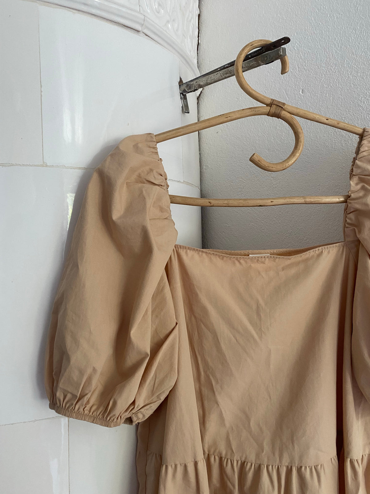 Beige klänning med puffärm