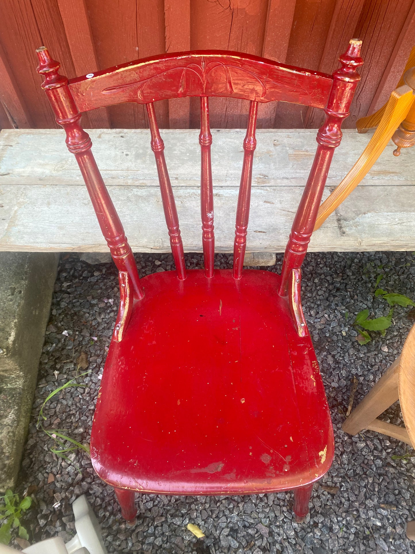 Rödmålad pinnstol