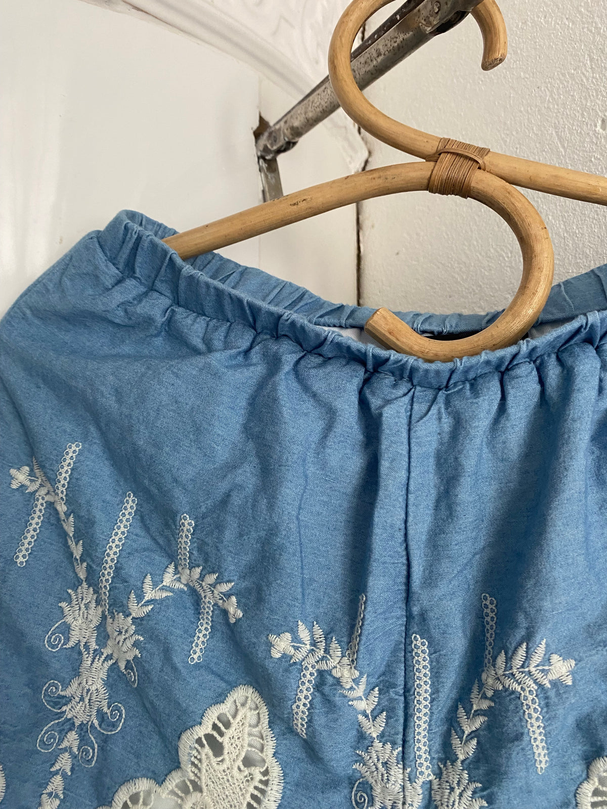 Blå tygshorts med spets