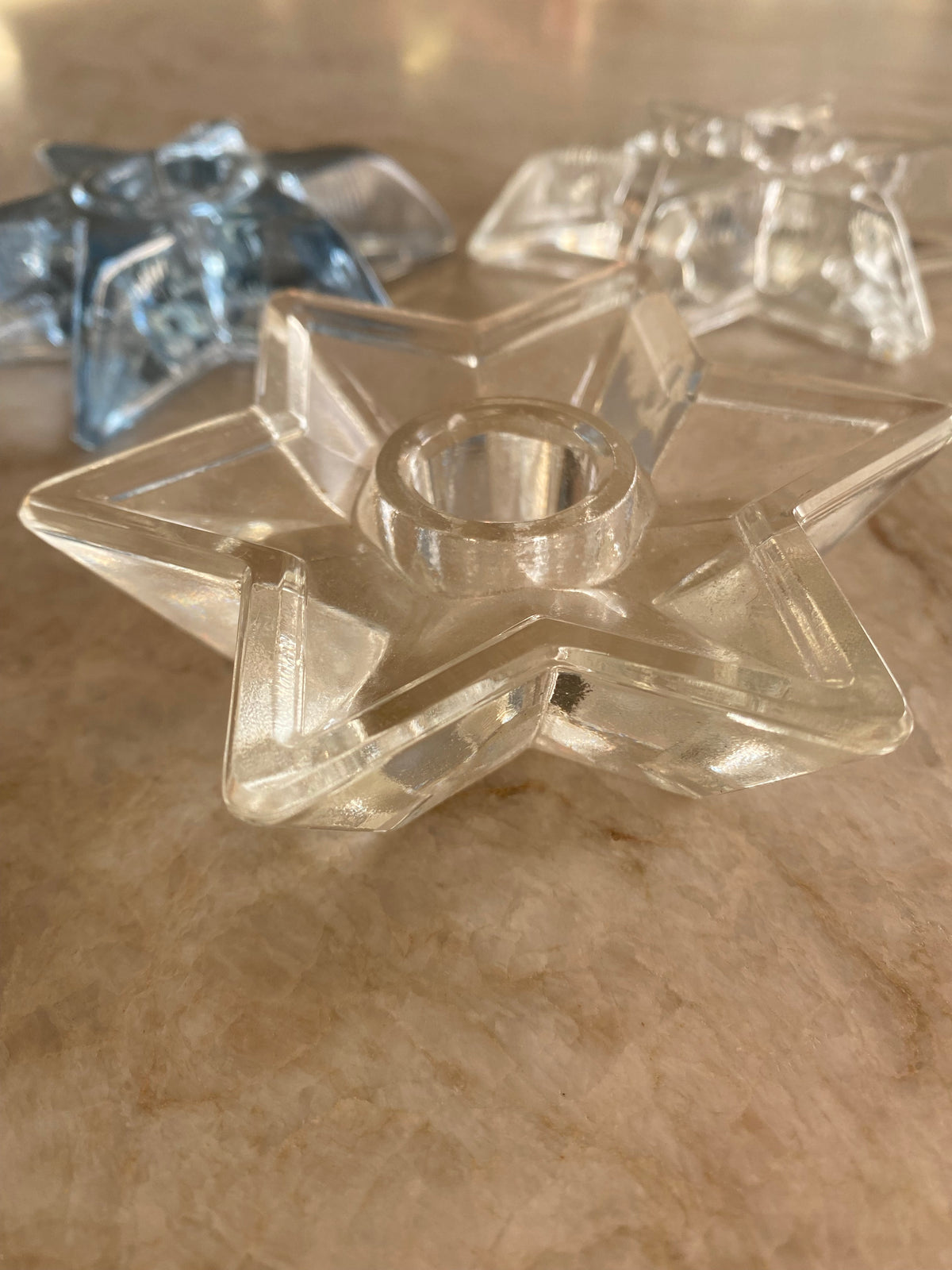 Tre ljushållare i form av stjärnor i glas