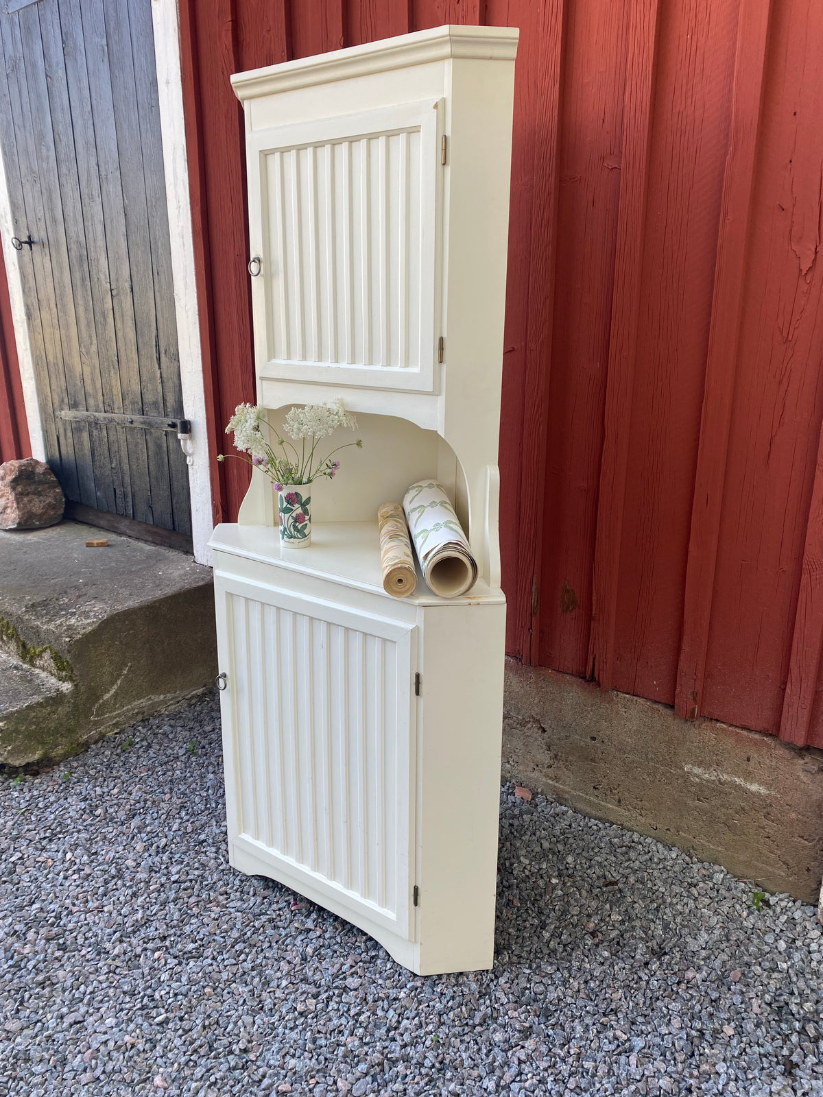 Vackert gammalt hörnskåp