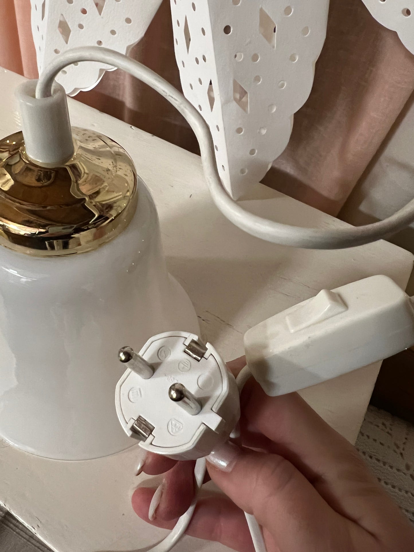 Vit lampa i porslin med mässingdetalj