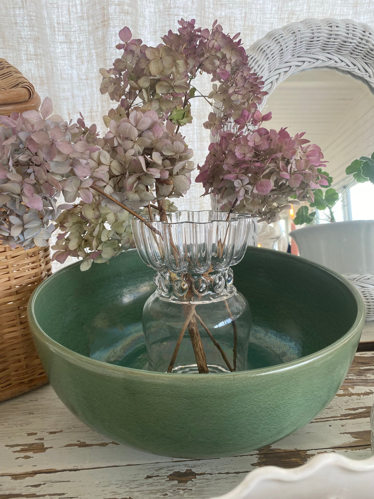 Vacker glasvas med vågad kant - Bukett Kosta Boda