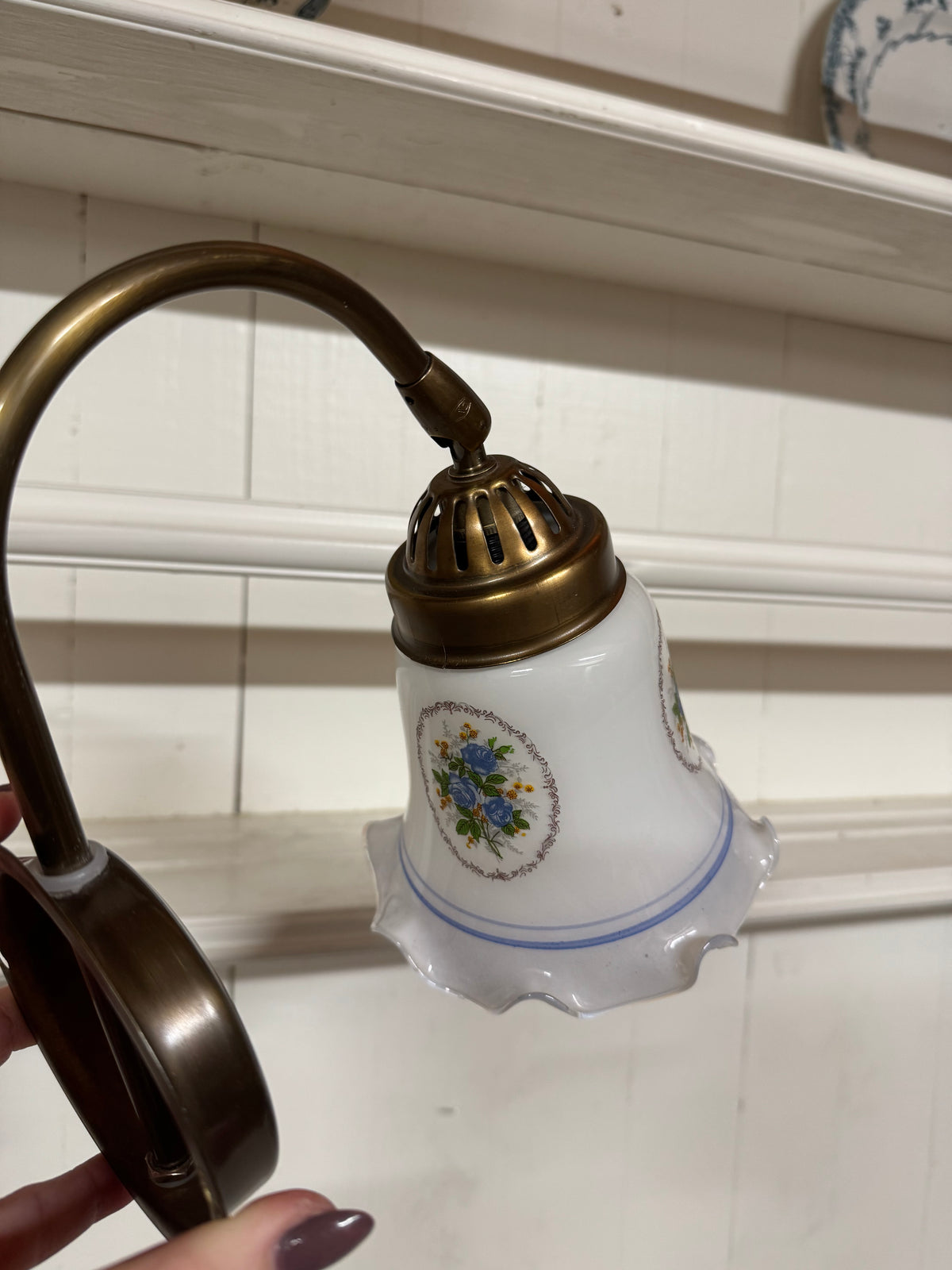 Vägglampa i porslin med blommor