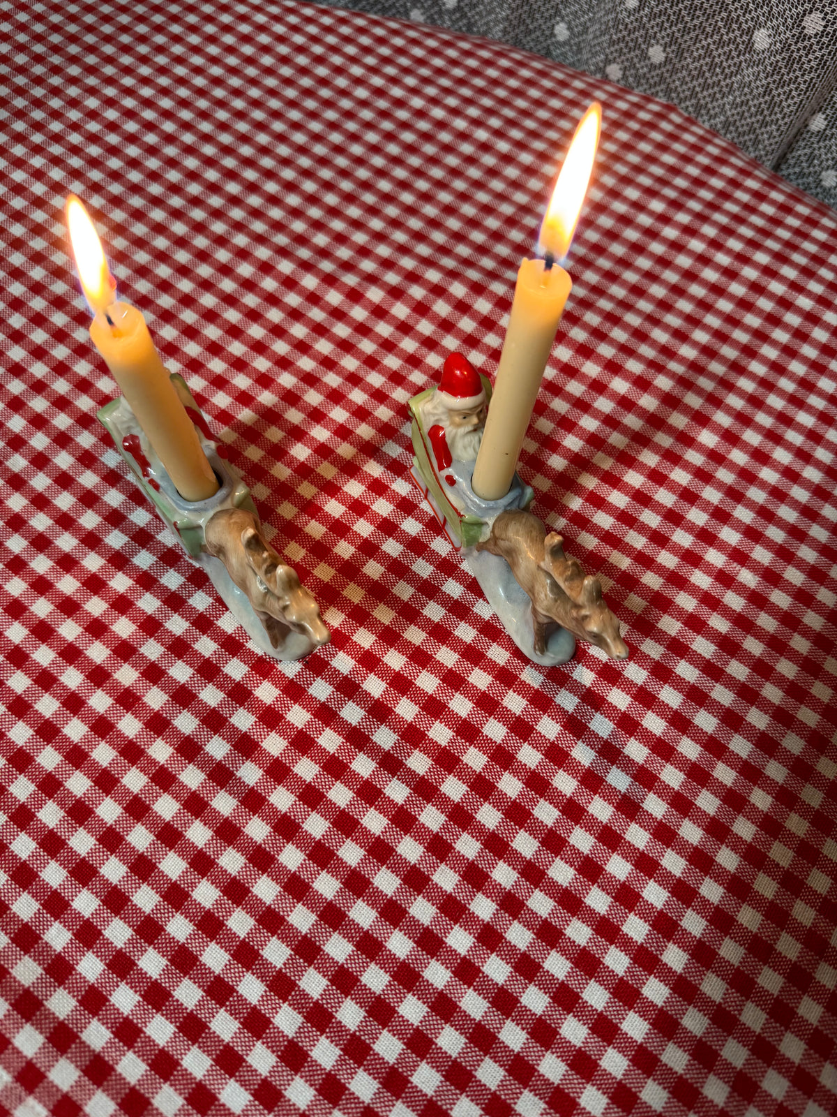 2 st tomtar med släde och ren i porslin för julgransljus